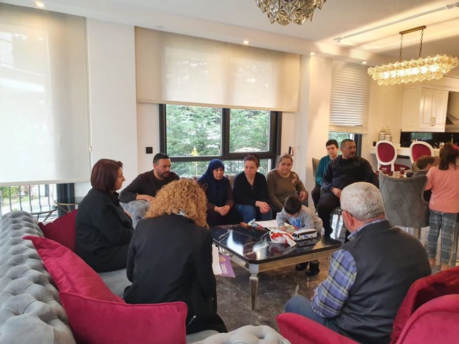 Vali Tuncay Sonel’in eşi Handan Sonel, İlimizde misafir edilen depremzedeleri ziyaret ediyor.