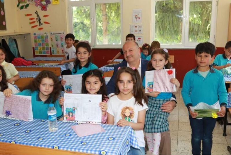 BAŞKAN TAVLI KARNE ALAN ÖĞRENCİLERİN HEYECANINA ORTAK OLDU