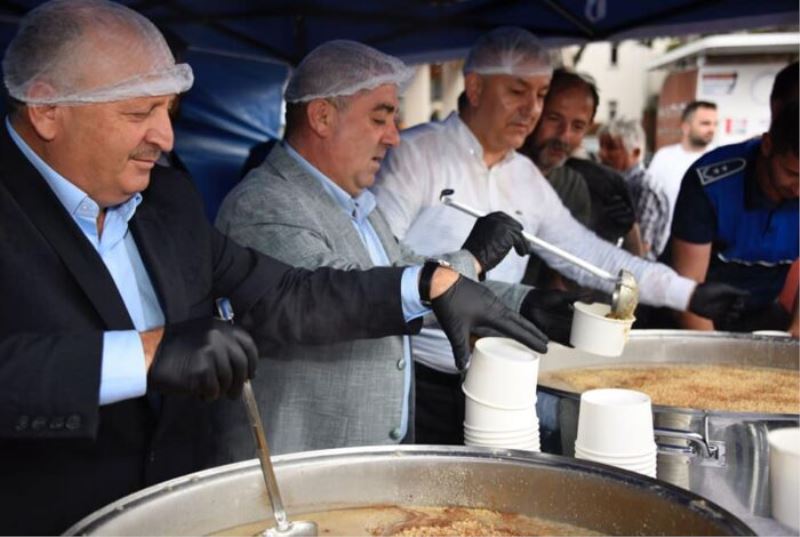 ÜNYE BELEDİYESİ’NDEN VATANDAŞLARA AŞURE İKRAMI